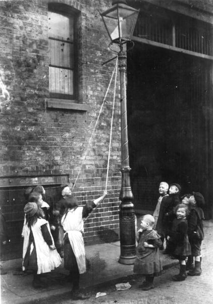 London Slums, c.1900 (b/w photo)  von English Photographer