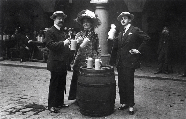 Madeleine Lemaire (1845-1928) and Reynaldo Hahn (1875-1947) (b/w photo)  von French Photographer