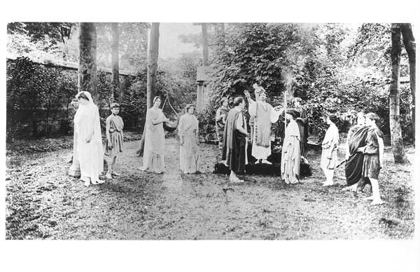 Nathalie Clifford Barney (1876-1972) with dancers dressed in togas (b/w photo)  von French Photographer