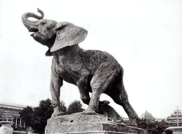 Young Elephant Caught in a Trap (1878) by Emmanuel Fremiet (1824-1910) in front of the Trocadero Pal von Adolphe Giraudon