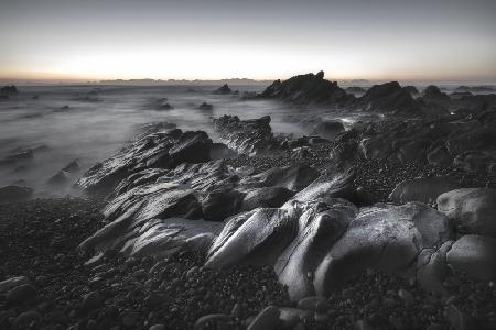 Morgenlicht beleuchtet die Felswand