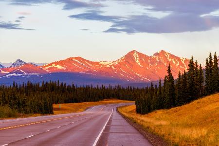 Mitternachtssonnenuntergang in Alaska