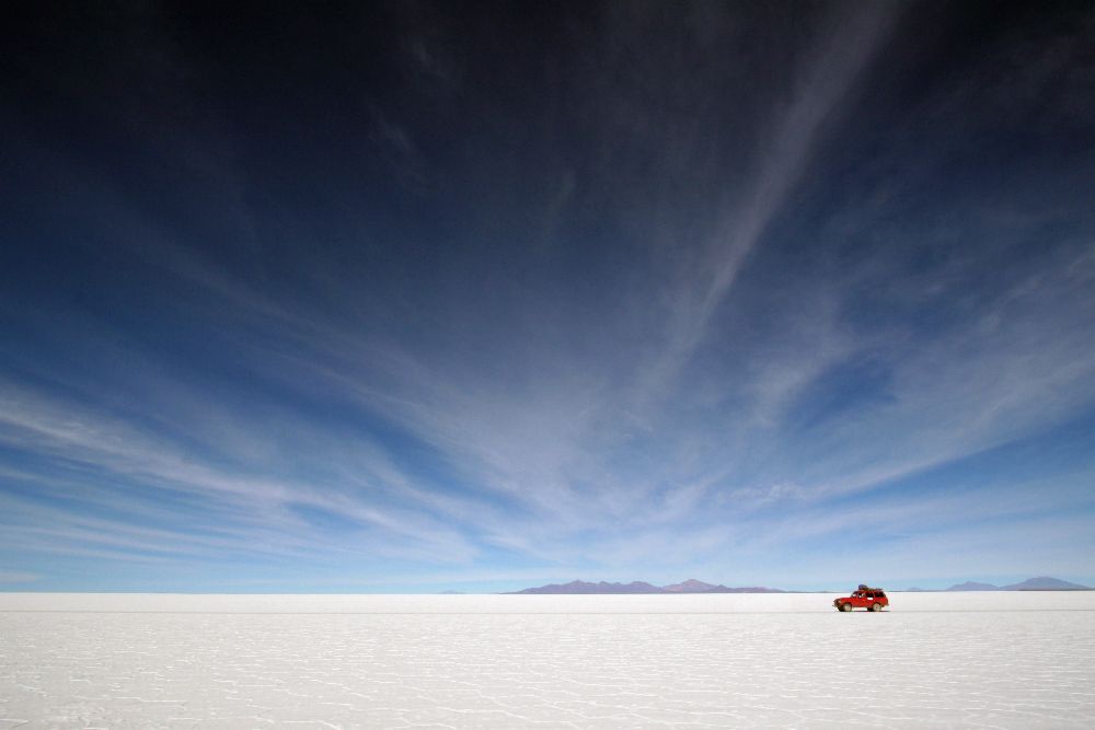 Fahren Sie auf dem Salar von Andre van Huizen