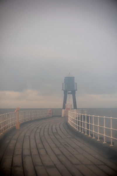 Whitby Harbour West Lighthouse in Mist von Ant Smith
