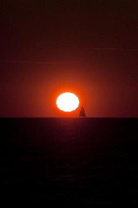 Segelboot bei Sonnenuntergang in Warnemünde