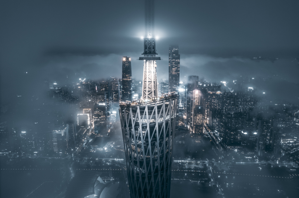 Bewölkter Canton Tower von Aron Tien
