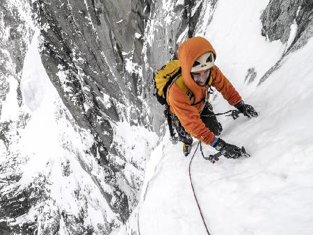 Tom Grant kommt im oberen Couloir Nord des Drus,Chamonix,Frankreich an