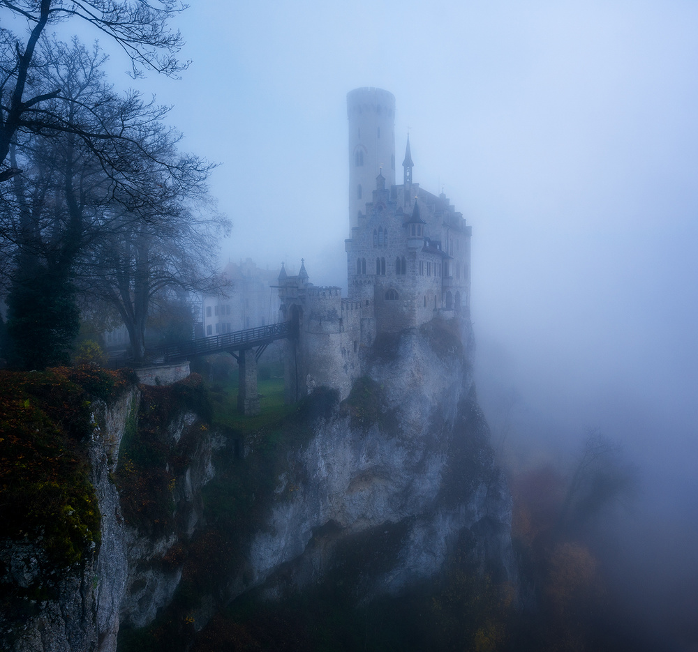 Schloss im Nebel von Daniel Gastager