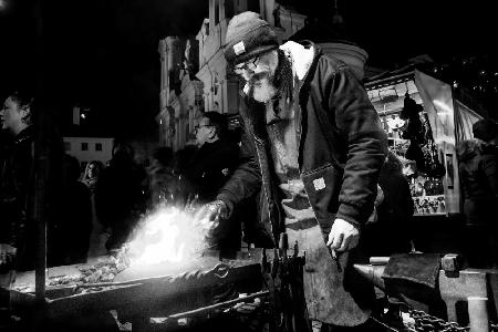 Schmied auf dem Weihnachtsmarkt