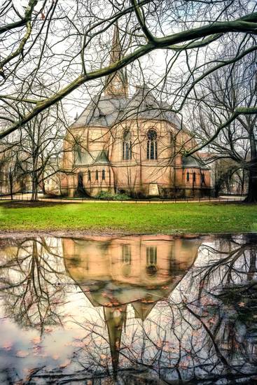 Lutherkirche Leipzig Spiegelung in einer Pfütze, Bild 1 von 2 2021