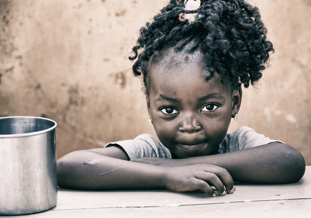 Ein kleines Mädchen,Benin von Elena Molina
