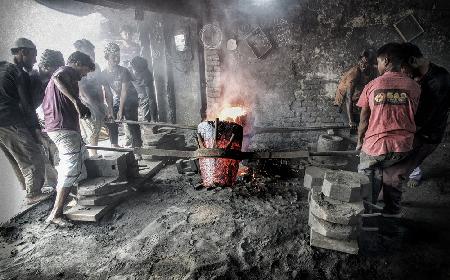 Er arbeitet auf der Werft Char Kaliganj