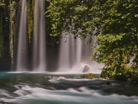 schöner Wasserfall im Berg