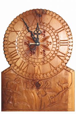 Aus Holz geschnitzte Uhr - Ervin Monn als Kunstdruck oder Gemälde.