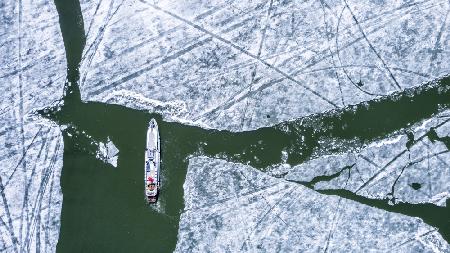 Boot auf eisigem See