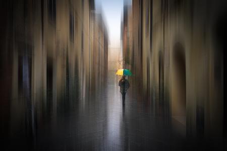 Ein Mann mit Regenschirm