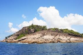 GRANITE ROCKS OF PRASLIN