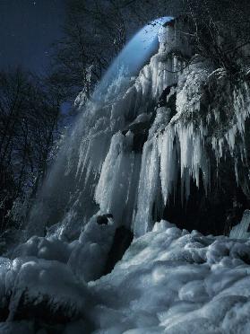 Eisfall im Mondlicht