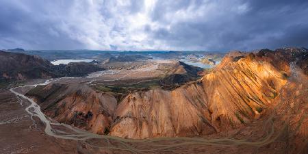 Flüsse schlängeln sich durch Landmannalaugar