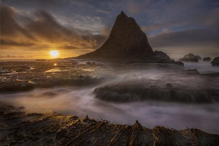 Sonnenuntergang am Martin&#39;s Beach nach einem Wintersturm