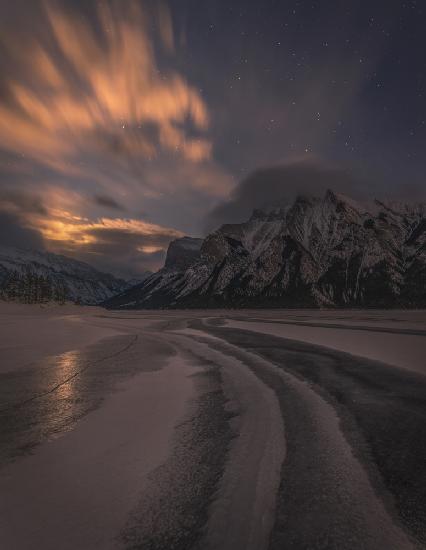 Zugefrorener See bei Nacht