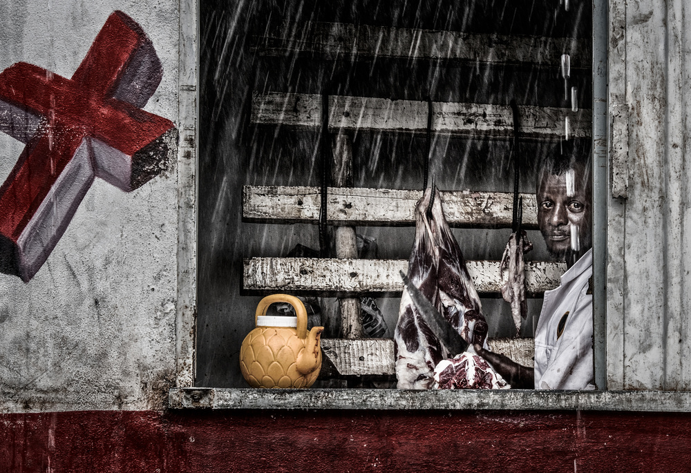 Äthiopischer Metzger an einem regnerischen Tag. von Joxe Inazio Kuesta Garmendia