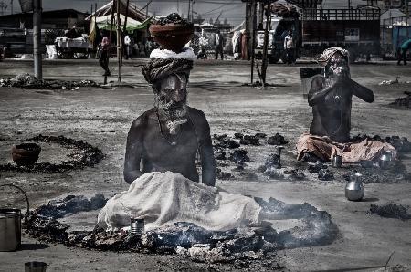 Meditieren beim Kumbh Mela Festival – Prayagraj – Indien