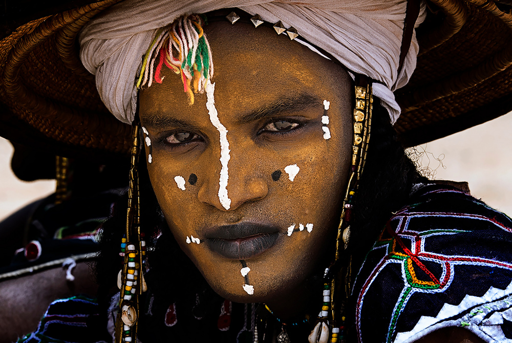 Peul-Mann auf einem Gerewol-Festival. von Joxe Inazio Kuesta Garmendia