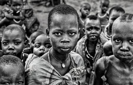 Südsudanesische Kinder versammelten sich,um sich fotografieren zu lassen