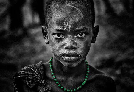 Surmi-Junge mit grüner Halskette