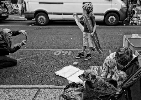 Der Skater,die Welpen und der Straßenfotograf