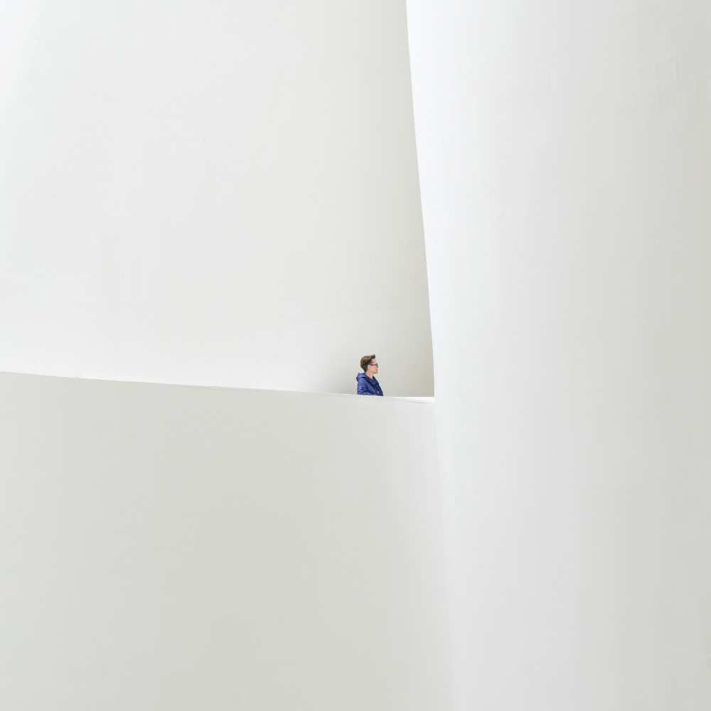 White room - blue coat von Luc Vangindertael (laGrange)