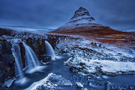 Kirkjufell in Weiß