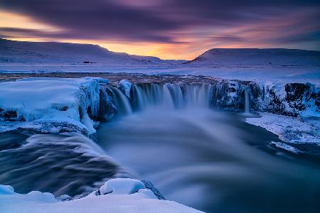 Winterlicher Wasserfall