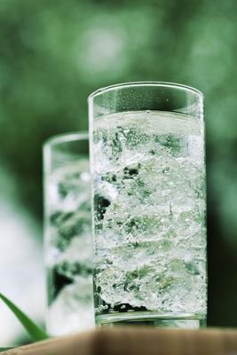 Mineralwasser mit Eiswürfeln