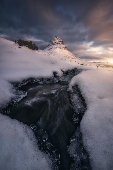 Rauschendes Wasser unter dem Berggipfel