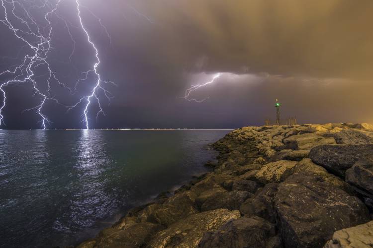 When Lightning Strikes von Mehdi Momenzadeh