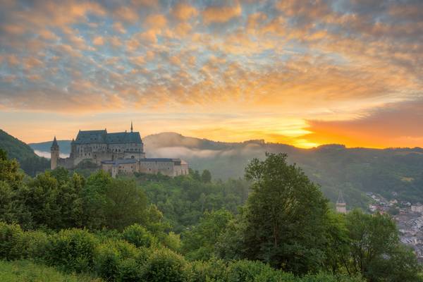 Burg Vianden in Luxemburg Sonnenaufgang von Michael Valjak