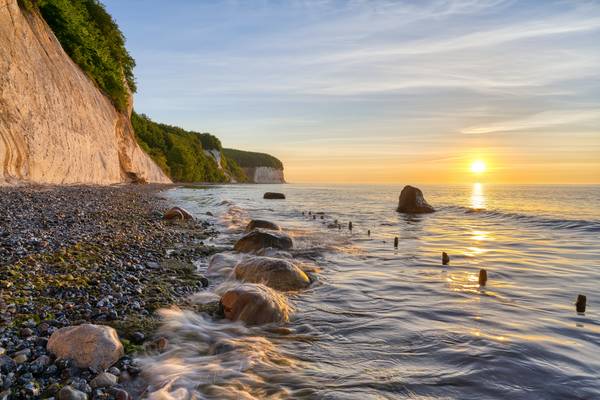 Sonnenaufgang in der Piratenbucht auf Rügen von Michael Valjak