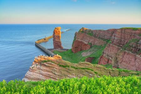 Blick zur Langen Anna auf Helgoland am frühen Morgen