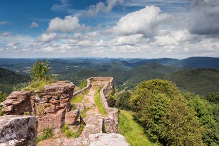 Ruine Wegelnburg mit grandioser Aussicht auf den Pfälzerwald