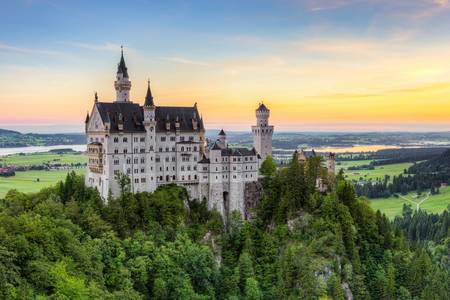 Schloss Neuschwanstein bei Sonnenaufgang im Sommer