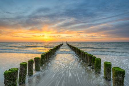 Sonnenuntergang am Strand in Domburg in den Niederlanden