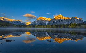 Ein perfekter Morgen in kanadischen Rocky Mountains