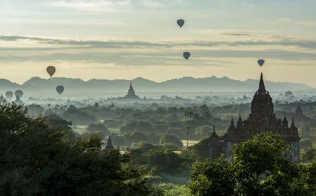 Luftballons an Tempeln