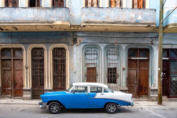 Blue white old-timer in Havana, Cuba, Kuba von Miro May