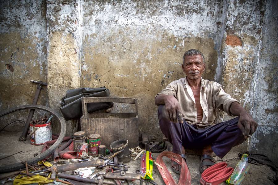 Fahrradwerkstatt in Bangladesch, Asien von Miro May