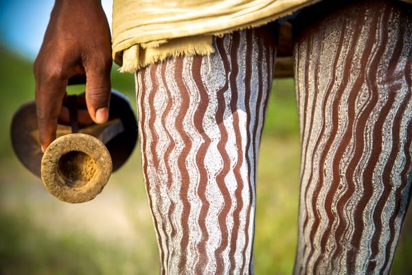Mann aus dem Hamer Stamm mit bemalten Beinen in Omo Valley, Äthiopien, Afrika von Miro May