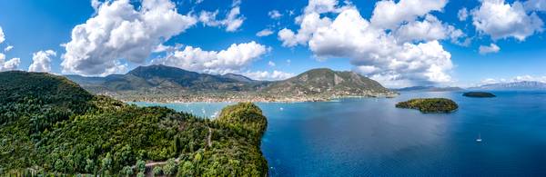 Nydri aus der Vogelperspektive. Ein Hafenort im Süden der Ionischen Insel Lefkada, Griechenland von Miro May