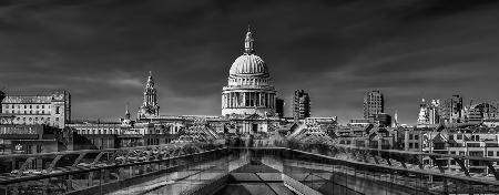 Die Kathedrale und die Millennium Bridge